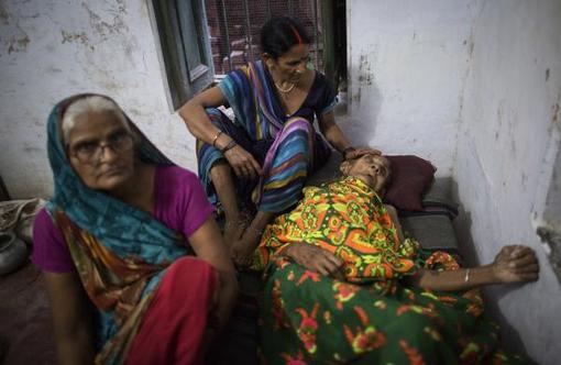 زن بیمار ۱۰۵ ساله هندی در ایالت اوتار پرادش. /Reuters<br />
