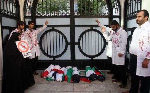 تجمعی در حمایت از مردم غزه به منظور گشوده شدن گذرگاه رفح و اجازه ورود تیم های پزشکی به این شهر عصر سه شنبه در مقابل دفتر حافظ منافع مصر در تهران برگزار شد./IRNA<br />
