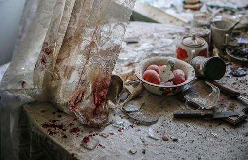 نتیجه غم انگیز از لحظه درگیری مسلحانه و سنگین میان ارتش اوکراین و جدائی طلبان روس در دونتسک اوکراین، میز آشپزخانه را آغشته به خون یک شهروند نموده است ./EPA