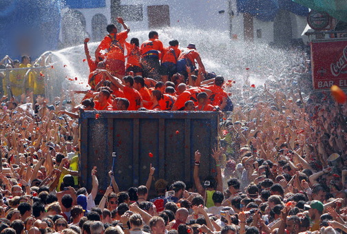 «توماتینا» جشنواره‌ای است که در آخرین چهارشنبه ماه اوت در نزدیکی شهر والنسیا در کشور اسپانیا بر‌گزار می‌شود. ده‌ها هزار تن از دورترین نقاط جهان در این جشنواره گرد هم آمده تا چندین تن گوجه فرنگی را در یک نبرد خیابانی به سوی یکدیگر پرتاب کنند./AP