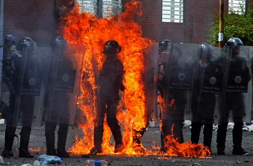 درگیریهای مجدد معترضان در ونزوئلا با پلیس ضد شورش بر سر نارضایتی از قانون جدید کنترل هویت و انگشت نگاری برای خرید مایحتاج غذایی در مرز با کلمبیا/AFP/Getty Images