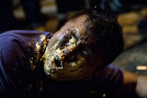 پاشیدن اسپری فلفل روی صورت یک روزنامه‌نگار معترض هنگ کنگی توسط پلیس ضد شورش./Alex Ogle / AFP - Getty Images
