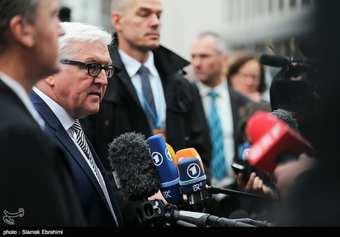 وزیرخارجه آلمان پس از پایان مذاکرات و پیش از ترک اتریش