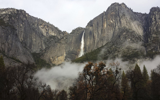 آبشار زیبا در پارک ملی یوسیمیتی (به انگلیسی: Yosemite National Park). این پارکی طبیعی در ایالت کالیفرنیا در ایالات متحده آمریکا است.این مکان یک میراث جهانی یونسکو در آمریکا می&zwnj;باشد. وسعت این پارک ۳۰۸۱ کیلومتر مربع می&zwnj;باشد. روزانه ۱۵ هزار نفر از پارک ملی یوسیمیتی بازدید می&zwnj;کنند./REUTERS
