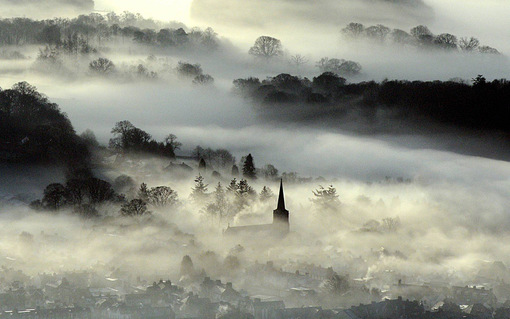 نمای زیبا از برج کلیسای سنت جان از لابلای مه صبحگاهی در انگلستان./NNP 
