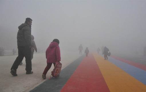 کودک دبستانی در هوای بسیار آلوده استان شاندونگ عازم مدرسه می شود. آلودگی هوا در برخی نقاط چین در وضعیت بالاتر از هشدار و برخی مناطق زرد است./REUTERS
