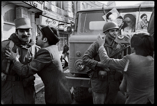 سربازان در آغوش تظاهرکنندگان ضد شاه