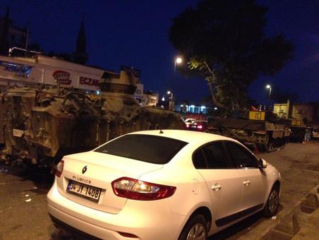تانک‌هایی که بعد از کودتای شب گذشته ترکیه در میدان «اسکودار» استانبول باقی مانده‌اند.