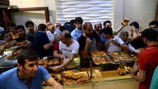 مردم بعد از اعلام مقررات منع رفت و آمد در شهر دیاربکر برای خرید نان صف‌های طولانی بستند
