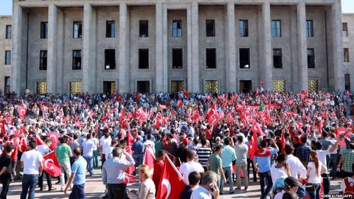 تجمع شهروندان آنکارا در مقابل پارلمان ترکیه در روز شنبه
