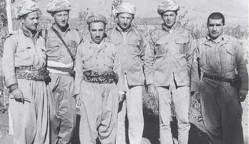 از راست به چپ: محافظ، ناهوم آدمونی رئیس موساد(۱۹۸۹- ۱۹۸۲)، زوی زامیر رئیس موساد(۱۹۷۶-۱۹۶۸)، محمود عثمان، مناخیم ناهیک ناووت معاون موساد (۱۹۸۶-۱۹۸۴) و مسعود بارزانی