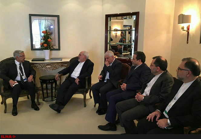 وزیر دفاع پاکستان در حاشیه کنفرانس امنیتی مونیخ با وزیر امور خارجه جمهوری اسلامی ایران دیدار و گفت&zwnj;وگو کرد.