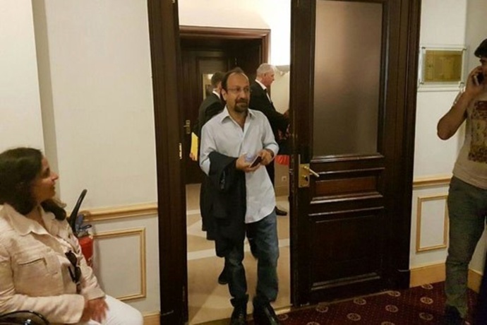  اصغر فرهادی و دیگر سینماگران حاضر در جشنواره فیلم کن فرانسه رای&zwnj; خود را به صندق انداختند.