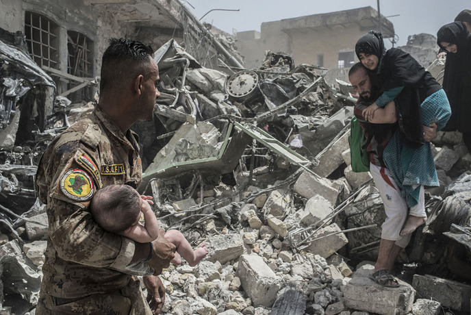 نجات غیر نظامیان در بخش قدیمی شهر موصل؛جایی که داعش مدت ها در آنجا مقاومت کرد.