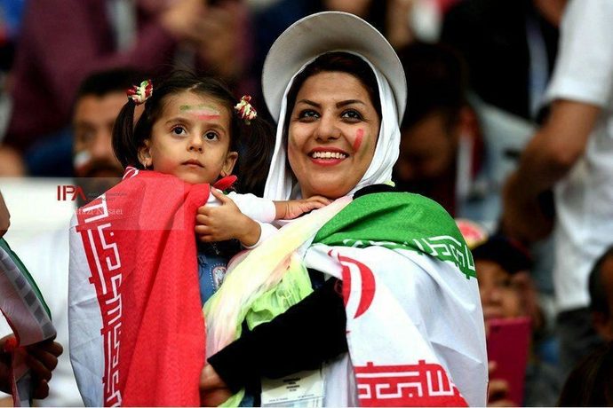 مادر و دختر تماشاگران دیدار ایران و اسپانیا در 