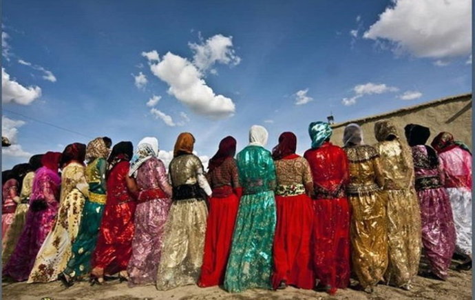  احیای آیین‌های بومی ـ جشن رنگ یک ایرانی 