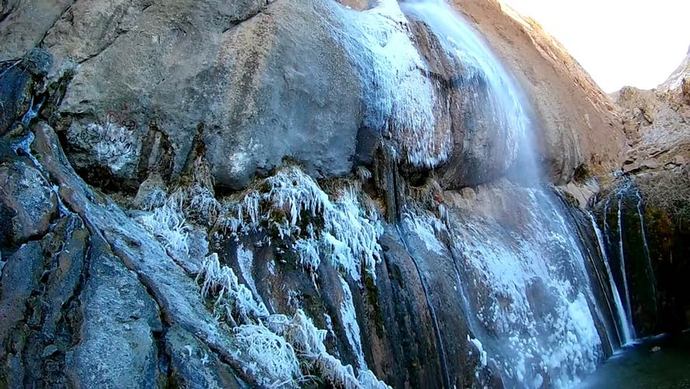 آبشار یخ زده سمیرم +تصاویر
