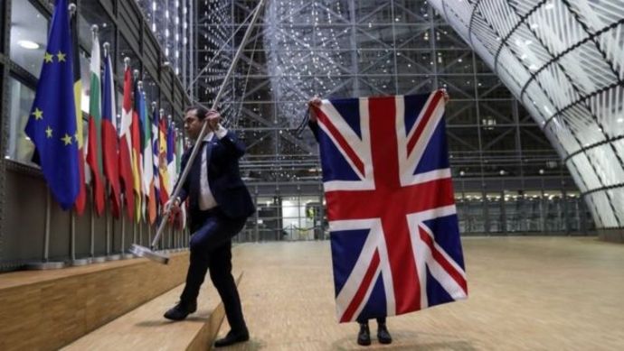  پایین کگشیدن پرچم بریتانیا از مقر اتحادیه اروپا در بروکسل 