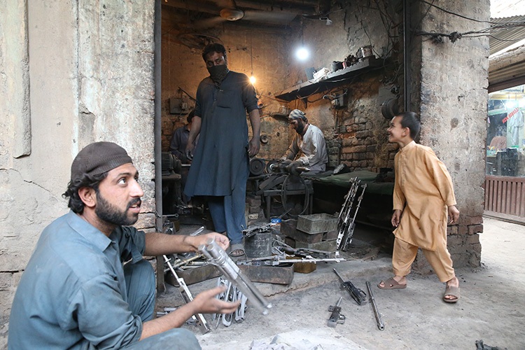 دره آدم خیل