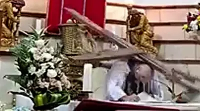 لحظه مرگ کشیش بر اثر سقوط صلیب!