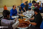 تهیه و توزیع غذا میان سیل زدگان