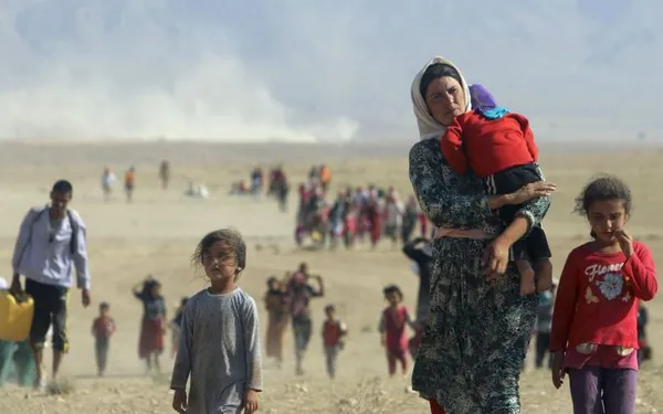 وزير امور خارجه ايالات متحده گفته که اين کشور به طور اضطراری، راه&zwnj;های خارج کردن آوارگان ايزدی و مسيحی از محاصره نیروهای تروریست تکفیری را بررسی کرده و درباره آن به سرعت تصمیم&zwnj;گیری می&zwnj;کند. جان کری، وزير امور خارجه آمريکا ـ که در جزاير سليمان است ـ گفت: &laquo;ما وضعیت اضطراری برای خروج سريع مردم از کوه&zwnj;ها {در شمال عراق} را درک می&zwnj;کنيم و به همين دلیل، بسيار سريع در اين باره تصميم&zwnj;گيری خواهيم کرد&zwnj;&raquo;. /NBC
