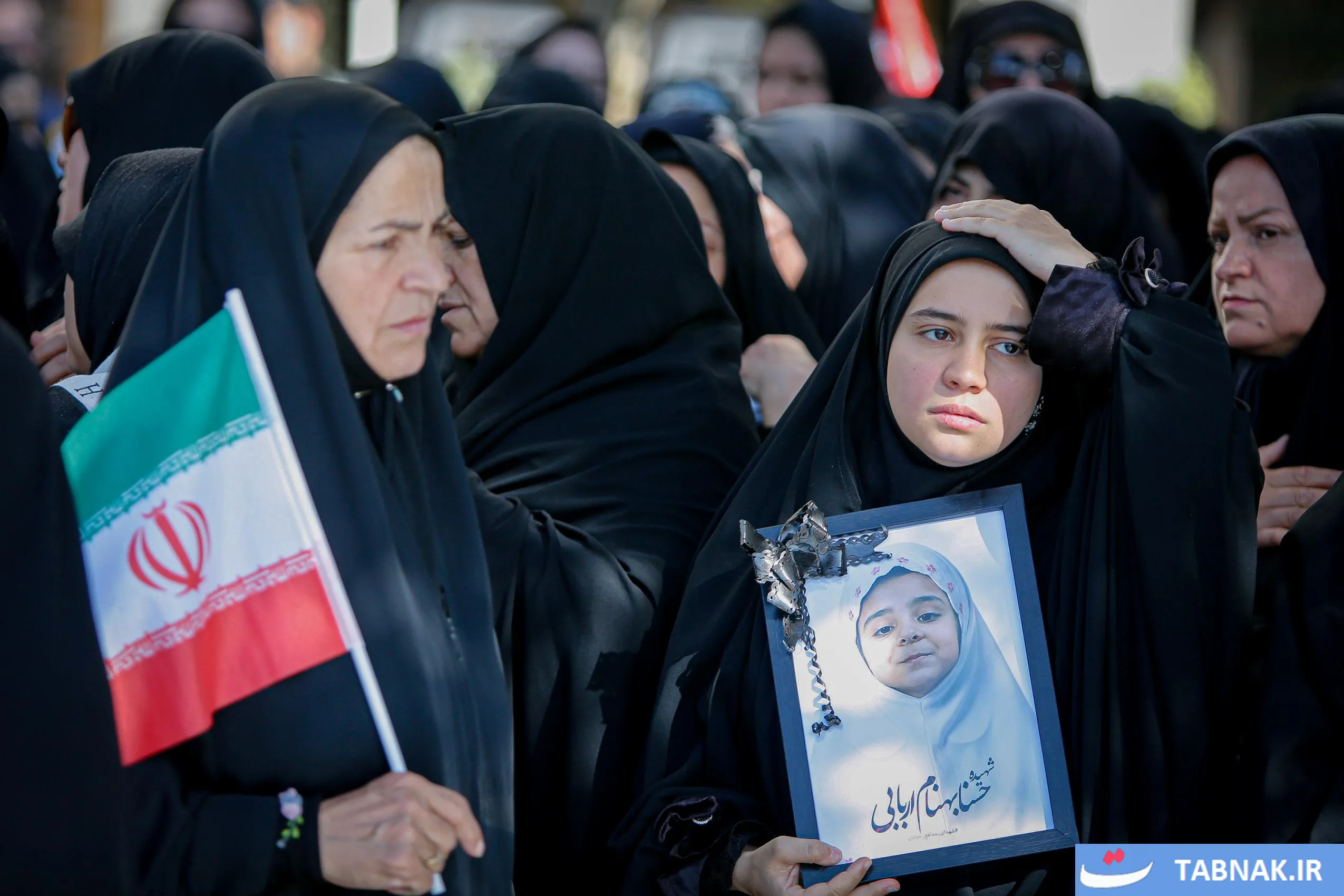 عکس: تشییع پیکر ۲ شهید حادثه بلوار وکیل‌آباد مشهد در حرم مطهر رضوی