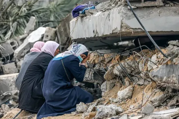 رفح، غزه ــ در پی بمباران اسرائیل در رفح، زنان فلسطینی در جایی که گمان می&zwnj;رود یکی از بستگانشان در میان آوار گیر کرده باشد، چشم انتظارند.