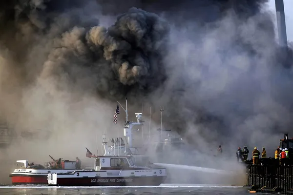 عملیات اطفای حریق در بندر لس آنجلس؛&zwnj; آتش&zwnj;سوزی در اسکله بندر لس&zwnj;آنجلس&zwnj; به تخلیه این اسکله منجر شد. در پی وقوع آتش سوزی در بارانداز اسکله لس آنجلس آمریکا هشتصد تن از افراد شاغل در این اسکله تخلیه شدند. وقوع آتش&zwnj;سوزی در اسکله لس&zwnj;آنجلس همچنین باعث شد، قایق&zwnj;&zwnj;ها و کشتی&zwnj;ها از این اسکله دور شوند./AP
