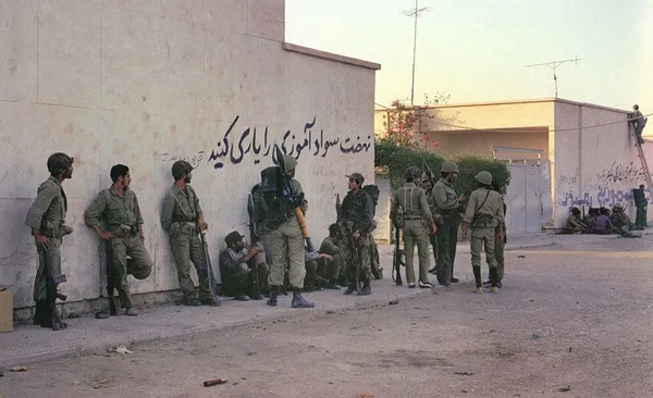 منازل مسکونی اداره برق - پیوستن قهرمانان ارتش به مردم در دفاع از شهر - عکاس: رسول ملاقلی پور