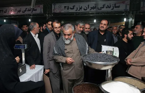 نمایشگاه &laquo;عرضه محصولات اقتصاد مقاومتی&raquo; روز شنبه با حضور سردار محمدرضا نقدی رییس سازمان بسیج مستضعفان در فرهنگسرای خاوران افتتاح شد. /IRNA
