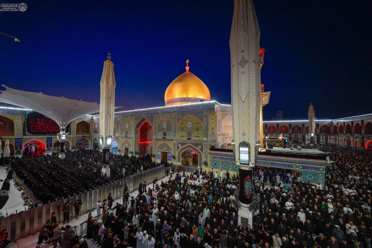 عکس: نماز جماعت حرم امام علی در شب رحلت پیامبر (ص)