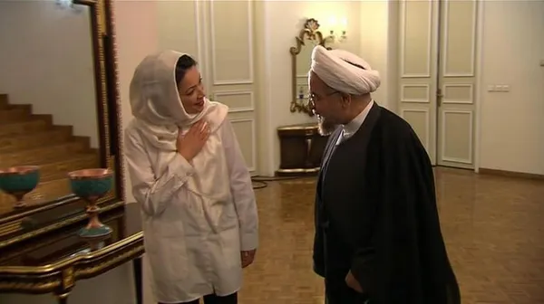 تصویر &laquo;آن کاری&raquo; گزارشگر اختصاصی ان بی سی در حال گپ با روحانی قبل از مصاحبه- رئیس جمهور کشورمان در مصاحبه ای اختصاصی با شبکه ان بی سی آمریکا گروه تکفیری - تروریستی داعش را به خاطر رفتار سبعانه محکوم کرده اما ائتلاف تحت رهبری آمریکا علیه این گروه را "جوک" خواند./NBC-@AnnCurry
