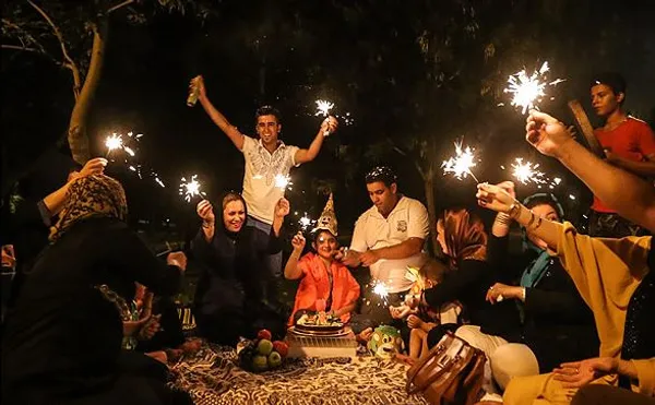 شب&zwnj;نشینی در پارک&zwnj;ها و بوستان&zwnj;های شهری شب&zwnj;های تابستان، فرصت مناسبی است که خانواده&zwnj;ها دل از آپارتمان&zwnj;های کوچک بکنند و ساعاتی را به همراه خانواده بگذرانند./MNA
