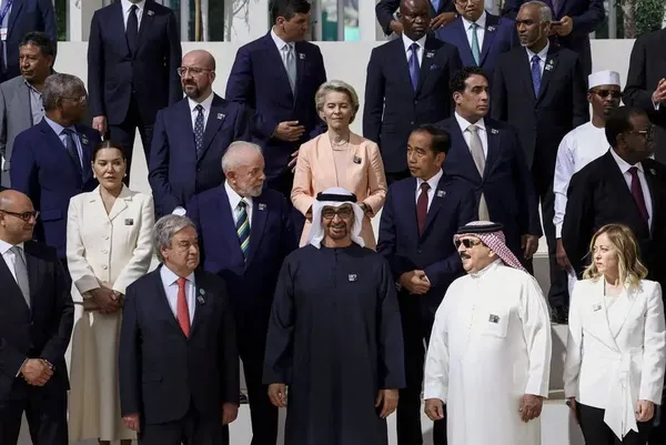 دبی، امارات متحده عربی، شیخ محمد بن زاید آل نهیان، رئیس امارات متحده عربی؛ جورجیا ملونی، نخست وزیر ایتالیا؛ حمد بن عیسی آل خلیفه پادشاه بحرین؛ رئیس جمهور برزیل، لوئیز ایناسیو لولا داسیلوا؛ رئیس شورای اروپا، چارلز میشل؛ رئیس کمیسیون اروپا، اورسولا قانون؛ آنتونیو گوترش، دبیر کل سازمان ملل متحد؛ شاهزاده مراکش، لالا حسنا؛ رئیس شورای ریاست جمهوری لیبی، محمد یونس المنفی؛ و جوکو ویدودو رئیس جمهور اندونزی در کنفرانس تغییرات آب و هوایی سازمان ملل متحد (COP۲۸) در دبی.