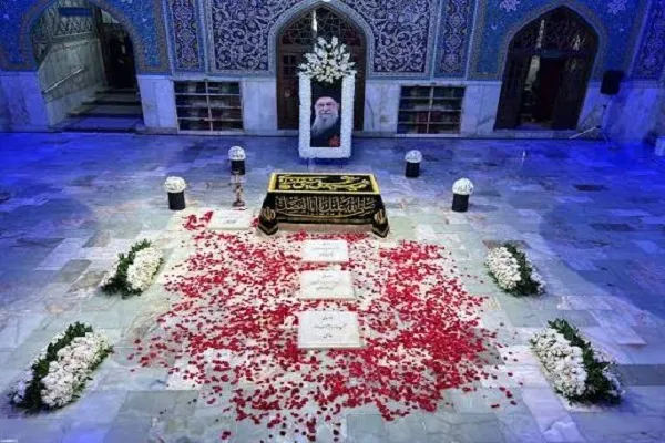 روایتی تازه از حضور رهبر انقلاب در شب تدفین «امام شهید» + فیلم
