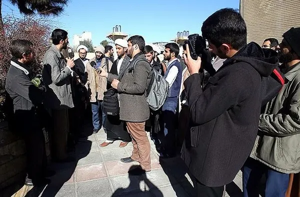 کاروان روایت فتنه صبح روز پنج شنبه با حضور جمعی از طلاب حوزه علمیه برای بازگویی حوادث فتنه سال ۱۳۸۸ در قم حرکت خود را از مدرسه فیضیه آغاز کرد./FNA
