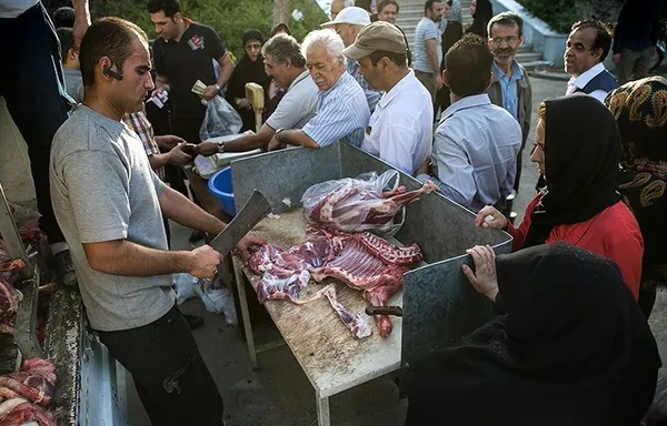 مراکز عرضه مستقیم کالا با عنوان &laquo;طرح ضیافت&raquo; از روز پنجم تیرماه در چهار منطقه تهران شامل (مصلی، پارک ارم، بوستان ولایت و حکیمه) و ۳۵۰ مرکز در سایر استانهای کشور، به مدت ۱۰ روز از ساعت ۱۰ تا ۲۲ آغاز به کار کردند.&rlm; /TASNIM

