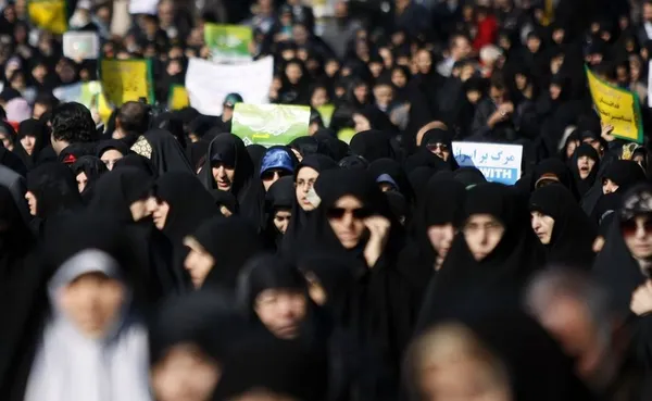 راهپیمایی در اعتراض به اهانت به پیامبر اسلام در یک نشریه فرانسوی&zwnj;، بعد از نماز جمعه تهران در مصلی امام(ره) برگزار شد./IRNA
