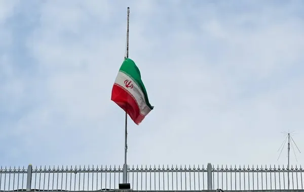 پرچم ایران در مقابل سرکنسولگری ایران در استانبول ترکیه نیمه افراشته شد.