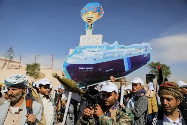 صنعا، یمن ـ یمنی&zwnj;ها بنر بریده&zwnj;ای را در دست دارند که کشتی باری گلکسی لیدر را که توسط حوثی&zwnj;ها توقیف شده بود، در دست دارند.