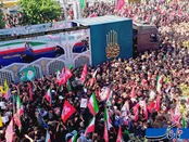 ورود خودرو حامل پیکر رهبر شهید  به مسیر تشییع + عکس