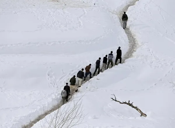 پیاده روی افغانها در حومه روستای برفی عبدالله خیل در ولایت پنجشیر.
