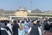 یک پژو ۴۰۵ در زاهدان بین مردم اسلحه پخش می‌کرد