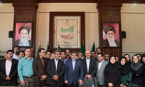 عکس یادگاری استاندار تهران با برخی خبرنگاران در حاشیه نشست خبری./TASNIM
