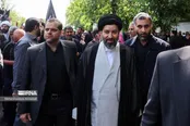 عکسی از فرزند رهبر انقلاب در مراسم تشییع پیکر رئیسی
