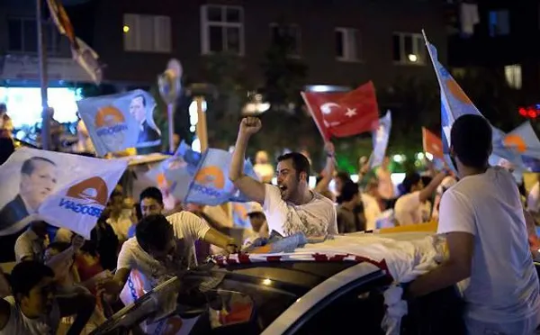 هیأت عالی انتخابات ترکیه اعلام کرد، رجب طیب اردوغان در نخستین انتخابات ریاست جمهوری این کشور با کسب اکثریت آرا پیروز شده است. نتایج رسمی به دست آمده از شمارش ۹۹ درصد آرای اخذ شده حاکی از آن است که اردوغان با اختصاص ۵۲ درصد آرا توانست در انتخابات ریاست جمهوری ترکیه پیروز شود. حامیان اردوغان یکشنبه شب با تجمع در مقابل مقر حزب عدالت و توسعه در آنکارا و سایر شهرهای ترکیه پیروزی رجیب طیب اردوغان در انتخابات ریاست جمهوری این کشور را جشن گرفتند. /MNA-AP