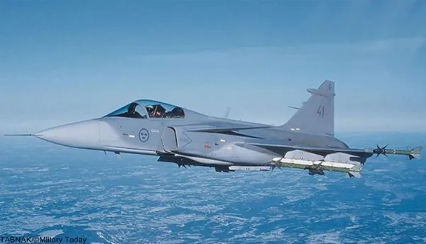 Nr.9 Saab JAS 39 Gripen (Sweden).ساب ۳۹ گریپن (به سوئدی: Saab 39 Gripen) جنگنده چندمنظوره سبک و تک&zwnj;موتوره است که توسط شرکت سوئدی ساب سوئد طراحی و تولید گردیده&zwnj;است. گریپن (به معنی شیردال) که در ۱۹۸۸ برای اولین بار به پرواز درآمده بود، در سال ۱۹۹۷ به نیروی هوایی سوئد پیوست و جایگزین جنگنده&zwnj;های ساب ۳۵ دراکن و ساب ۳۷ ویگن شد. این هواپیما در سال&zwnj;های بعد به کشورهای آفریقای جنوبی، تایلند، جمهوری چک و مجارستان هم فروخته شد.گریپن جت مافوق صوتی با سرعت بیش از دو ماخ است که مثل جنگنده&zwnj;های قبلی شرکت ساب از طراحی بال&zwnj;مثلثی و بدون دم همراه با کانارد بهره می&zwnj;برد. مدل&zwnj;های تازه&zwnj;تر ساب ۳۹ به تجهیزات سوخت&zwnj;گیری هوایی هم مجهز شده&zwnj;اند و مدل&zwnj;های صادراتی آن سازگاری قابل توجهی با استانداردهای ناتو دارند. این جنگنده از یک موتور ولوو-فلایگموتور نیرو می&zwnj;گیرد که از موتور آمریکایی جنرال الکتریک اف۴۰۴ اقتباس شده است. موتوری که در جنگنده&zwnj;های اف-۱۸ هورنت هم نصب شده&zwnj;است.بهای هر فروند بیش از ۶۰ میلیون دلار