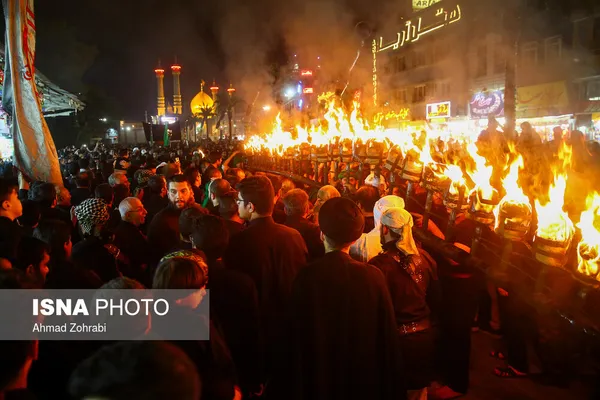همه ساله نجفی های مقیم قم در شب هشتم، نهم و دهم محرم الحرام دسته طبال و مشعل گردانی سنتی خود را از مسجد نجفی&zwnj;های بازار عرب&zwnj;های گذر خان حرکت داده و به سمت حرم مطهر حضرت فاطمه معصومه(س) می روند تا در این آستانه مقدسه عرض تسلیت این ایام را به کریمه اهل بیت(ع) داشته باشند.

