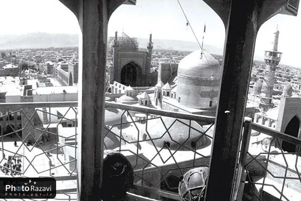 گنبد و گلدسته&zwnj;ي بارگاه منور رضوي اين تصوير در سال 1392 هجري قمري معادل با سال 1351 هجري شمسي و توسط محمد صانع گرفته شده است.